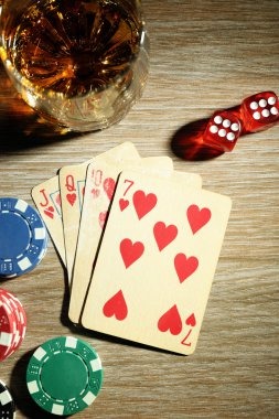 AduQ table interface on bkhoki showing player seats, active hand, and pot display